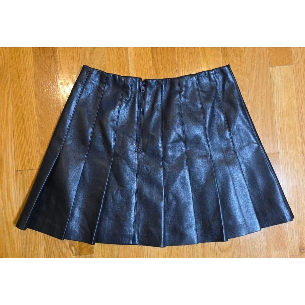Alice + Olivia Women's Black Pleated Vegan Leather Mini Skirt Size 8 - Picture 2 of 7